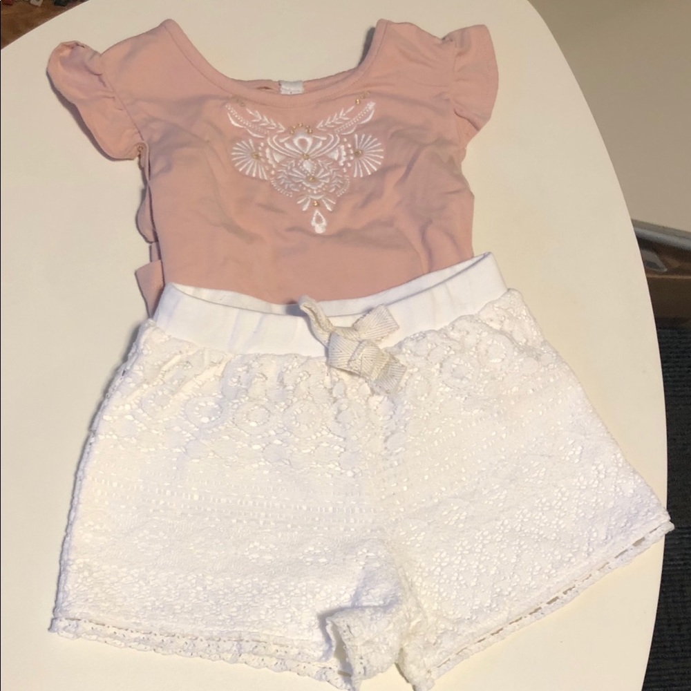 Dusty pink and white shorts outfit